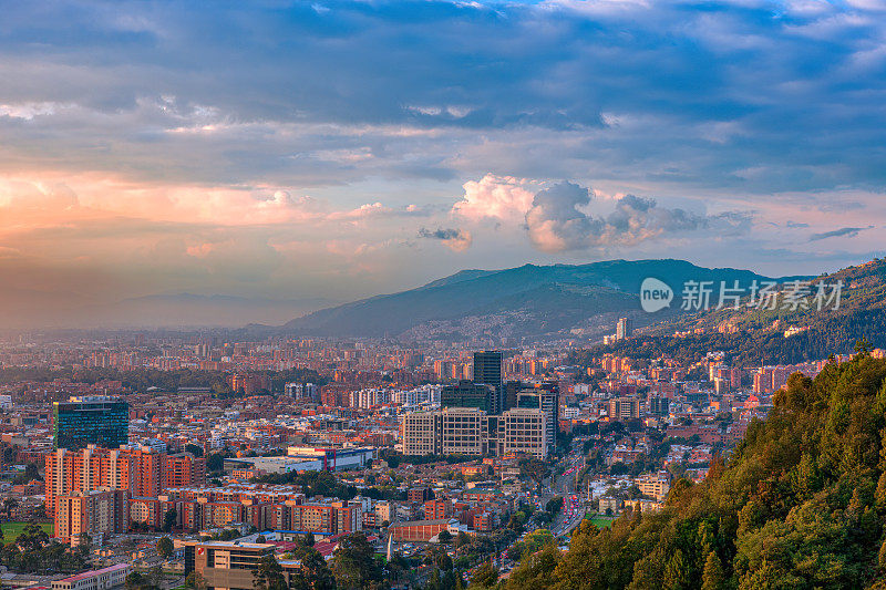 波哥大，哥伦比亚-高角度全景的Barrio De Usaquén在首都城市从La Calera在安第斯山脉上观看日落。